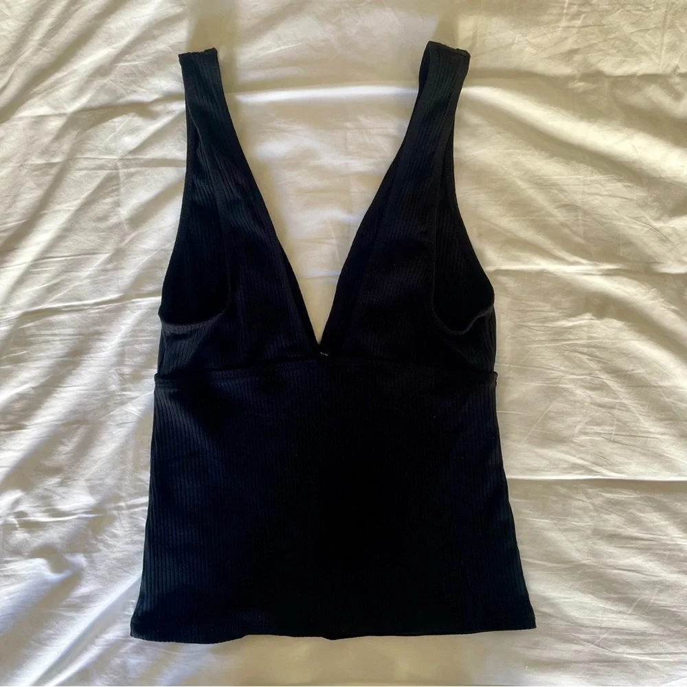 Bromelia Ihla Bela Rib Tank in Midnight Black.
Size Small - Picture 4 of 6